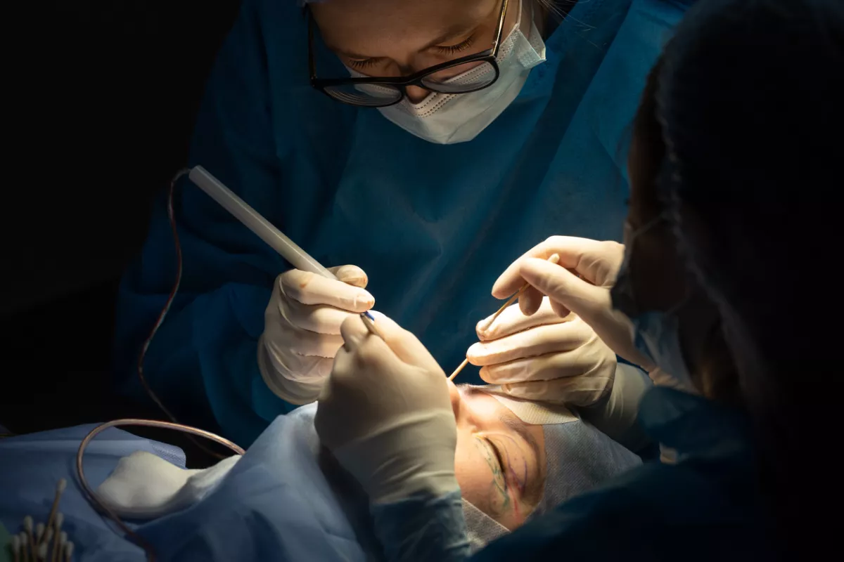 ¿Existe una edad mínima para las cirugías estéticas? Así está la regulación en México