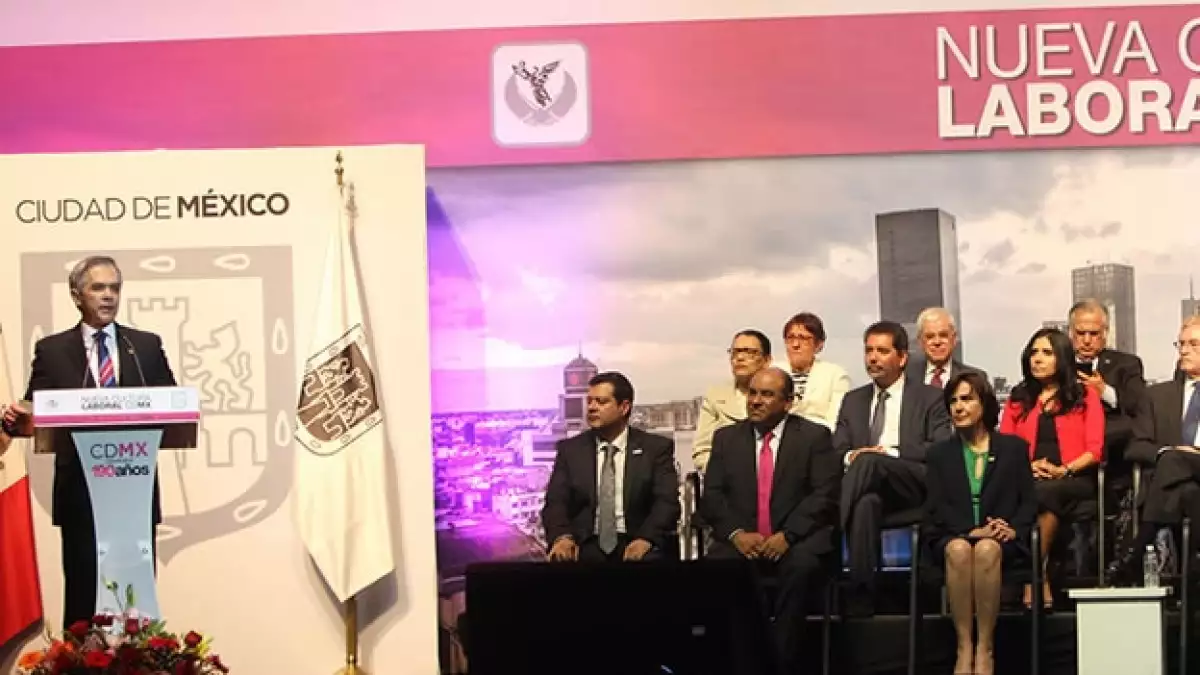 Permisos pagados y beneficios para madres padres son parte del programa que anunció este martes Miguel Ángel Mancera