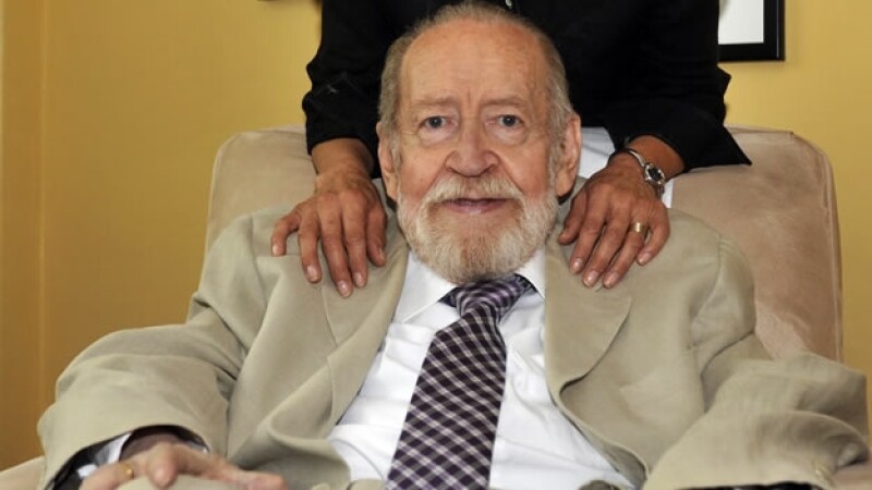 Ernesto de la Peña recibe el premio Menendez Pelayo