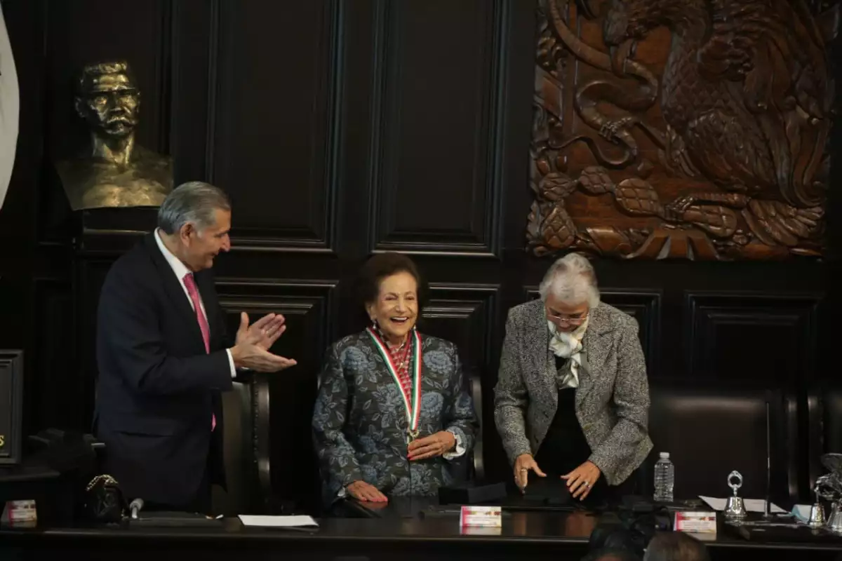 Ifigenia Martínez recibe la Belisario Domínguez.