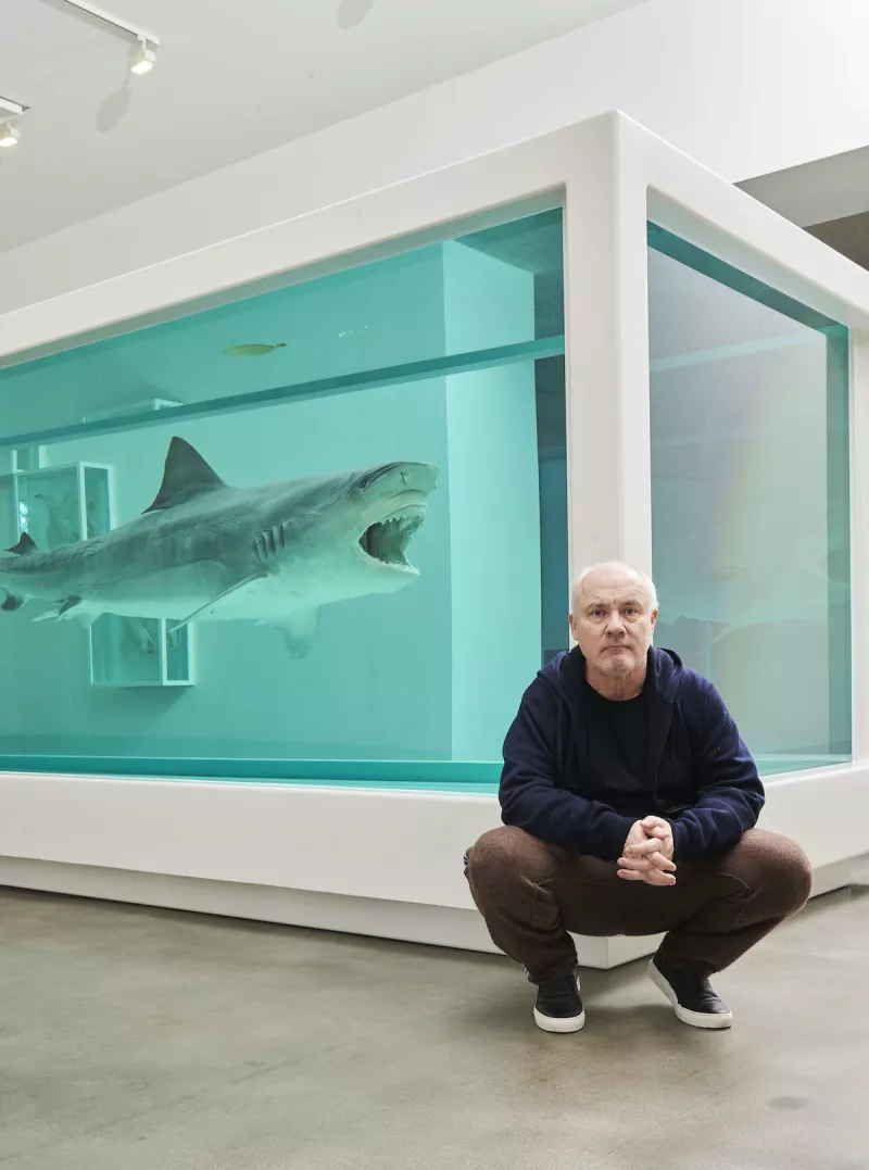 Damien Hirst junto a la obra The Physical Impossibility of Death in the Mind of Someone Living.