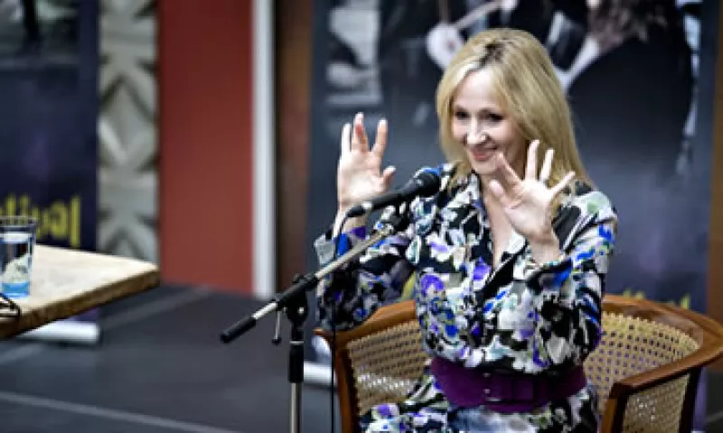 La escritora Joanne Kathleen Rowling está considerada como la mujer más rica de Reino Unido, por encima de la Reina Isabel II. (Foto: AP)