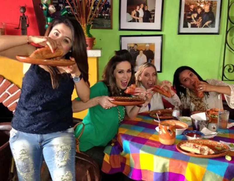 La guapa conductora viajó a su tierra natal para disfrutar de la compañía de sus amigas y ¿por qué no? comer las tradicionales tortas ahogadas.