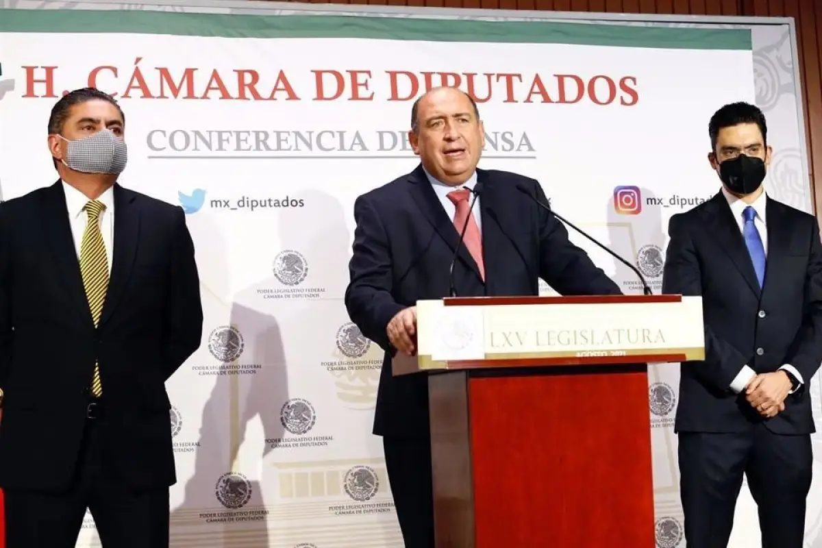 Rubén Moreira en conferencia.jpeg
