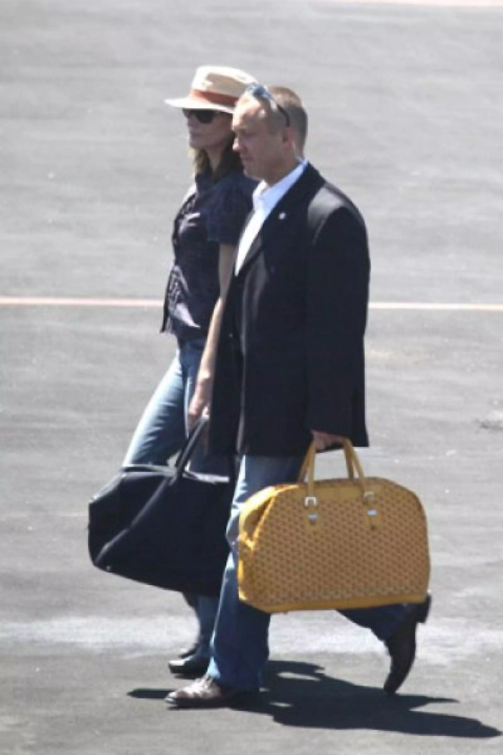 A su llegada a México, Carla Bruni vistió un pantalón de mezclilla, una camisa ligera, lentes oscuros y un sombrero que la protegían del sol.