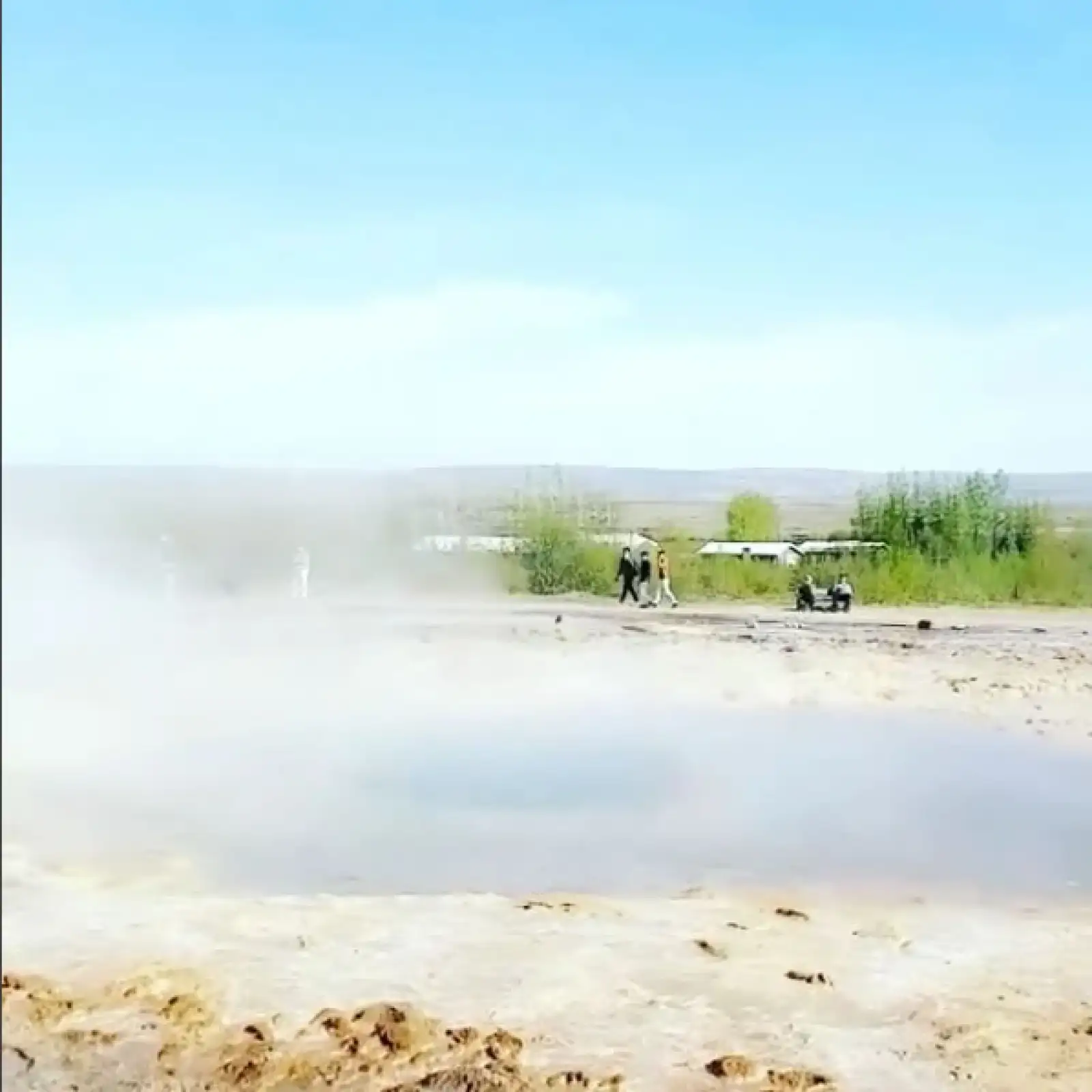 También grabó un par de videos en los que expresaba lo asombrada que estaba de las bellezas naturales de Islandia.