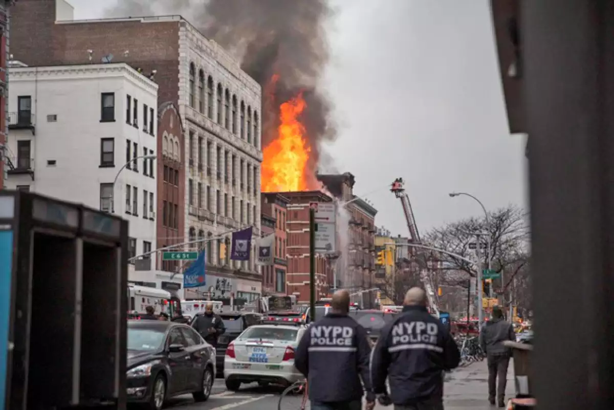Una explosión en una sección altamente transitada en la Villa Este de Manhattan, en Nueva York, dejó una docena de heridos y el colapso de partes de un edificio, según informaron autoridades.