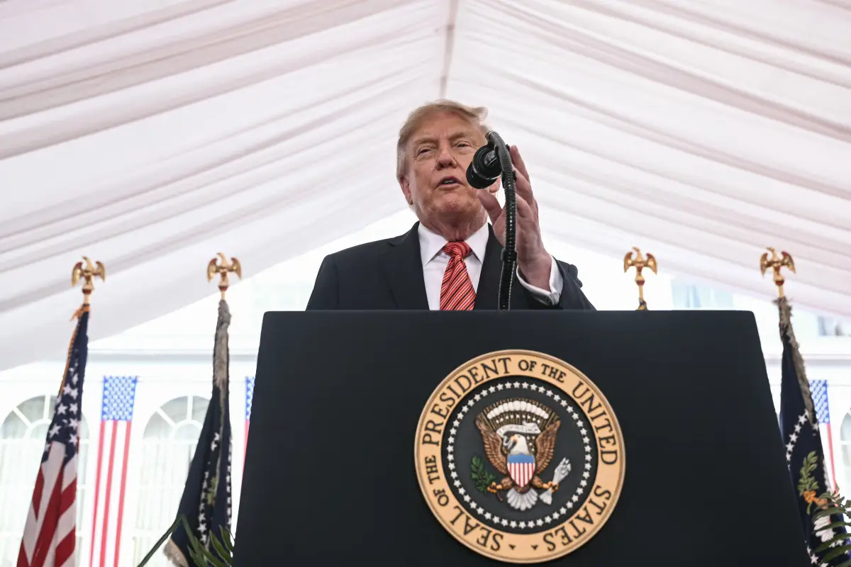 El presidente de Estados Unidos, Donald Trump, interviene en un acto especial durante su visita a la residencia del embajador estadounidense en Dublín, la capital de Irlanda, el 12 de septiembre de 2026. Trump llegó a Irlanda el 12 de septiembre para una visita de dos días, haciendo una escala de unas horas en Dublín antes de dirigirse al oeste, a su complejo Trump International Golf Links, para asistir al Abierto de Irlanda.