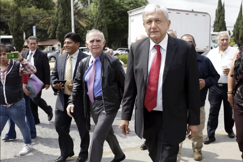 AMLO acusa persecución