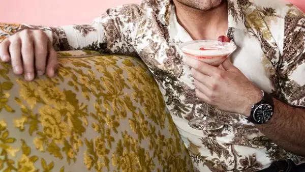 Entre mezcales, Mauricio nos cuenta de todo, desde sus inicios en la actuación, su próximo debut en cine, un oso en Nueva York y el por qué no se quita los calcetines ni en la intimidad de pareja.