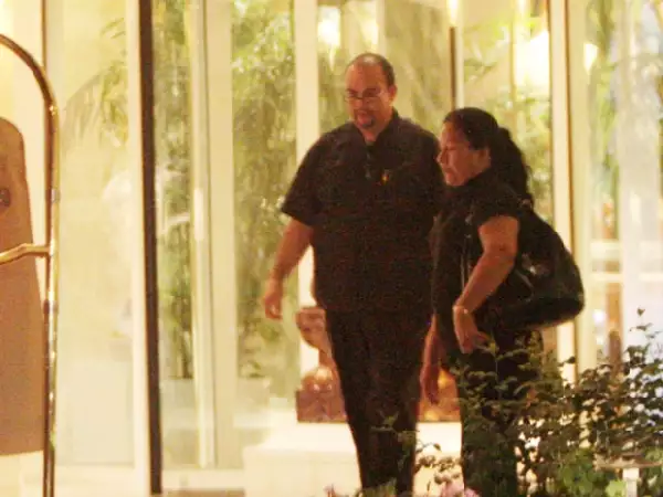 Edith lleva muchos años trabajando para Micky. Aquí con Joe Madera, del cuerpo de seguridad de Luismi.