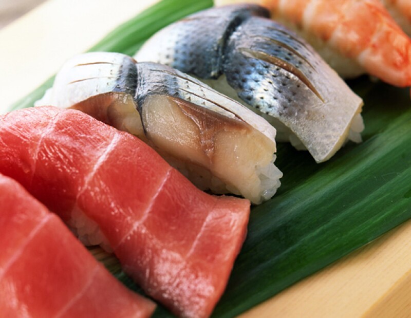 Además de los rayos del sol, la vitamina D la puedes encontrar en pescados.
