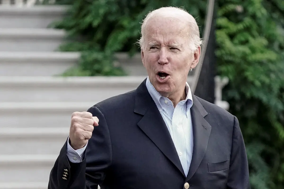 El presidente de Estados Unidos, Joe Biden, gesticula mientras camina hacia el Marine One para partir a Rehoboth, Delawere.