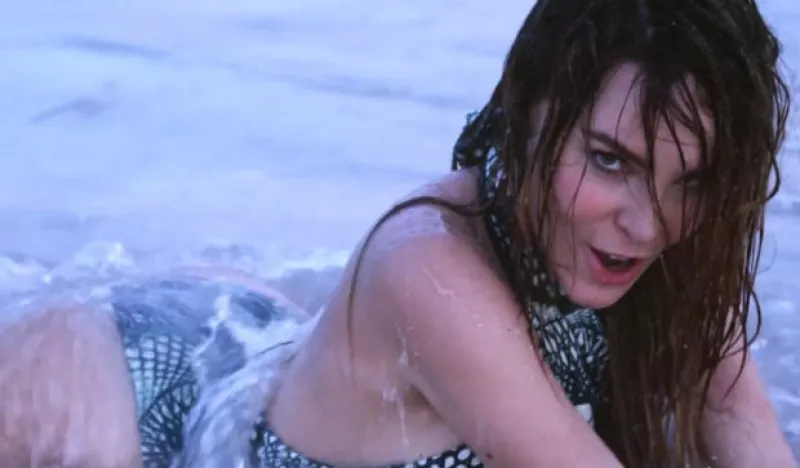 Más sexy que nunca es como aparece la cantante en el tema "Si no te quisiera", que estrena hoy a dúo con Juan Magan, donde las playas de Punta Cana fueron el escenario ideal para mostrar su figura.