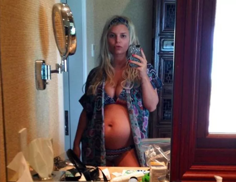 A pesar de que ella no ha gritado a los cuatro vientos “estoy embarazada” ya está más que confirmado que la actriz, cantante y empresaria está esperando su segundo hijo.