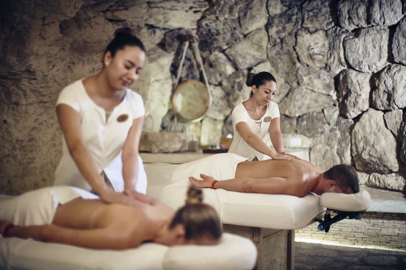 PAREJA EN CAMA DE MASAJE EN MULUK SPA.jpg