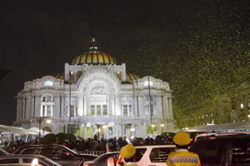 Al finalizar los discursos, algunos asistentes arrojaron al aire figuras de papel de mariposas amarillas. (Foto: Cuartoscuro)