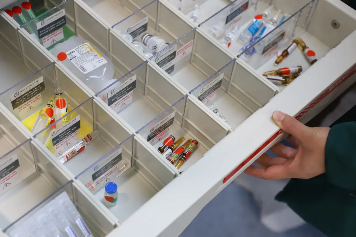 Un cajón con medicamentos de una institución de salud pública.