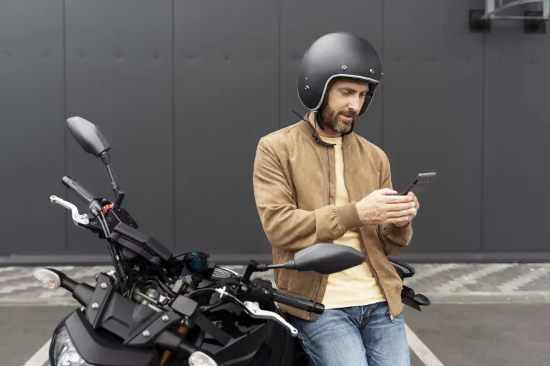 Un hombre joven interactuando con su smartphone 