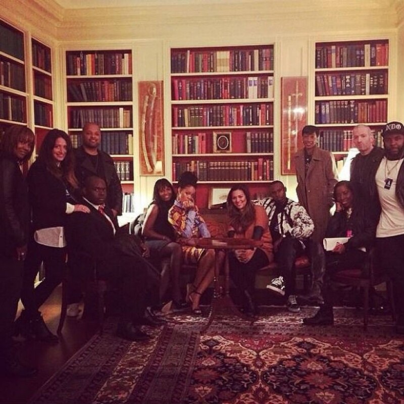 Rihanna y su equipo. La artista afirmó sentirse dentro de las series "West Wing" y "Scandal".