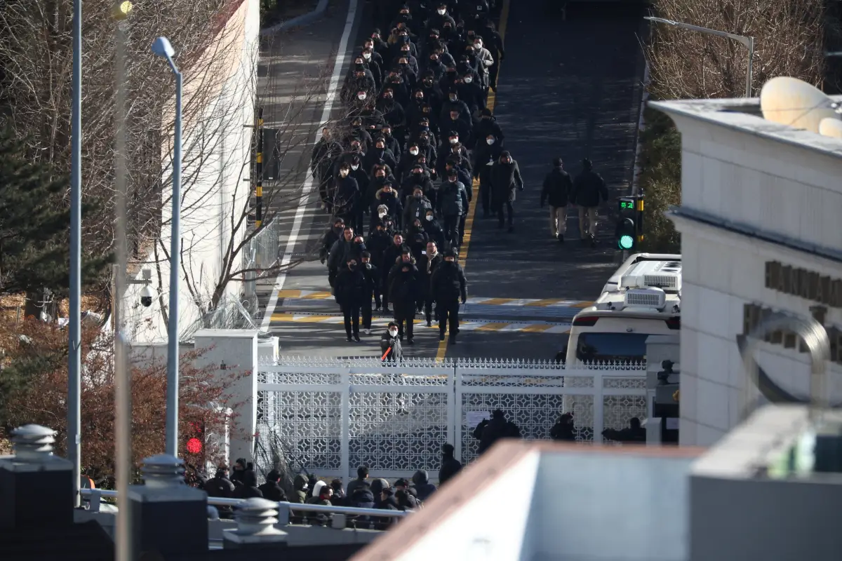 Agentes de policía e investigadores de la Oficina de Investigación de Corrupción para Funcionarios de Alto rango abandonan la residencia oficial del presidente surcoreano destituido Yoon Suk Yeol, tras su arresto, en Seúl, Corea del Sur, el 15 de enero de 2025.