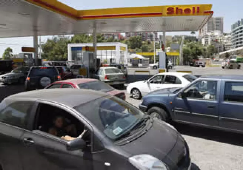 Sin embargo se observan largas filas de personas y automóviles en las gasolineras que están abiertas. (Foto: Reuters)