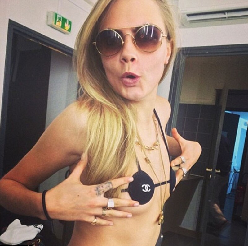 En el video, Cara aparece con una sudadera pero en Instagram existe una foto posando con el mini bra.
