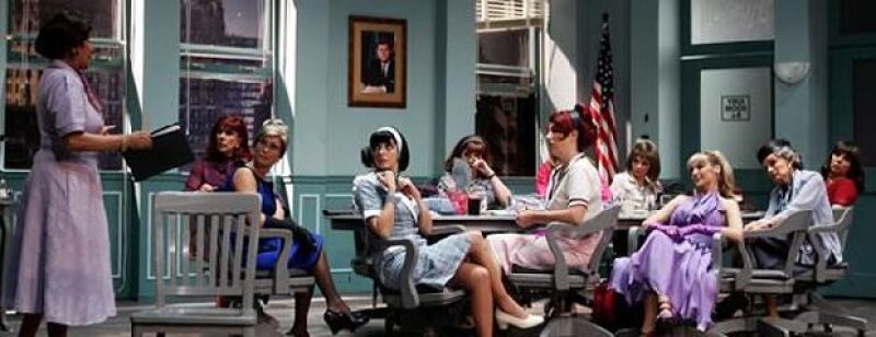 Doce Mujeres en Pugna cuanta además con las actuaciones de Laura Zapata, Azela Robinson, Erika Buenfil, Leticia Calderón, Laura Luz, Cecilia Gabriela, Marimar Vega, Gabriela Murray, Yolanda Mérida, Nora Salinas y Raquel Olmedo.
