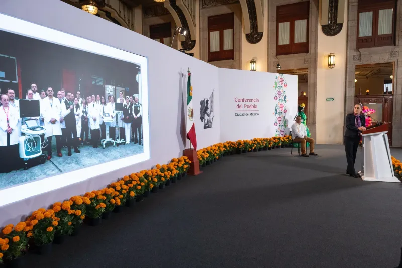 La presidenta Claudia Sheinbaum observa un enlace con el director general del IMSS, Zoé Robledo, y 39 directores y directoras de hospitales, quienes recibirán 47 equipos médicos especializados, durante la mañanera de hoy, viernes 30 de octubre de 2026, en Palacio Nacional.