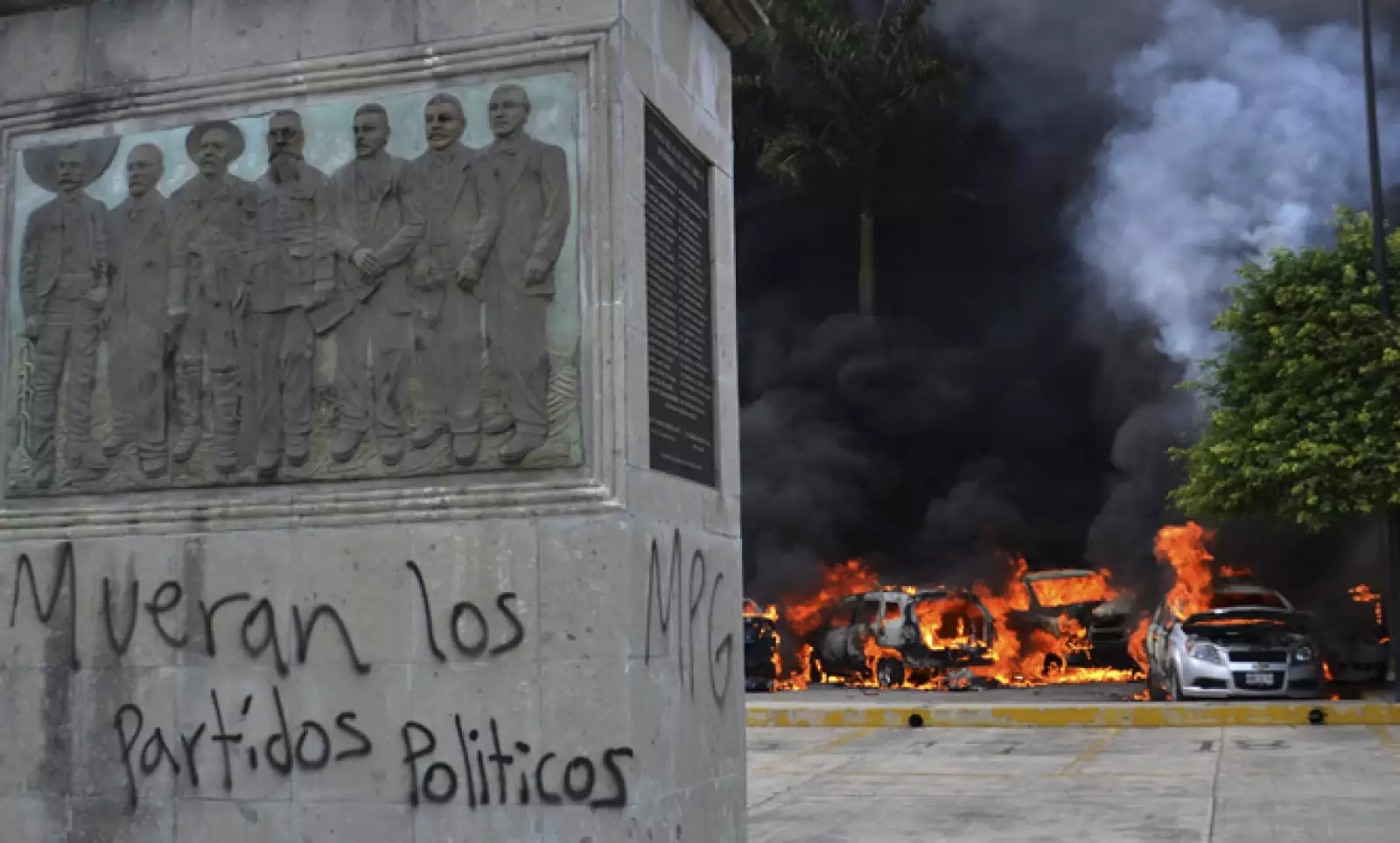 Además, cinco vehículos fueron quemados en el estacionamiento del Congreso de Guerrero, según Protección Civil.
