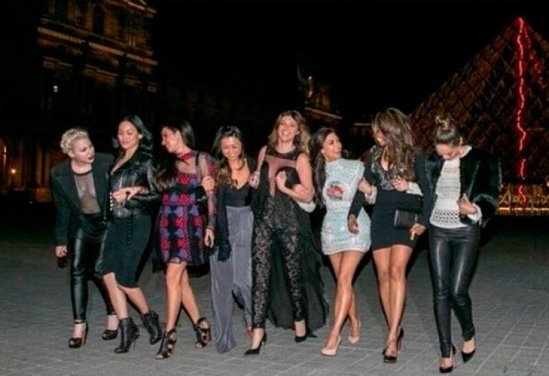 Tras una cena, Kim y sus amigas dieron un recorrido por París.