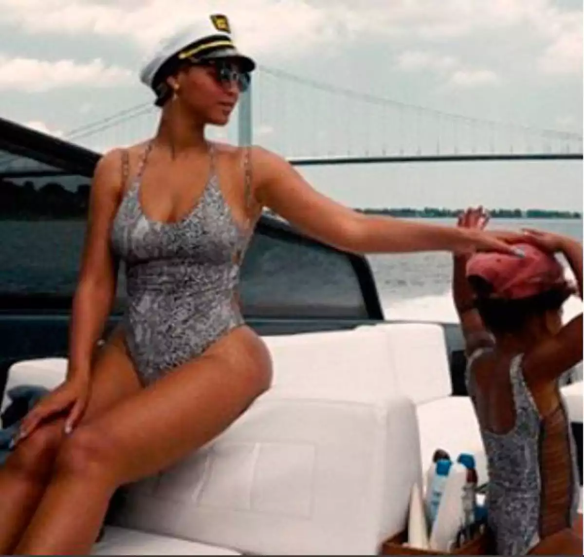 La cantante compartió una foto en la que luce un outfit idéntico al de su hija Blue Ivy, ¿es una declaración de guerra para Kim y North que siempre lo hacen?