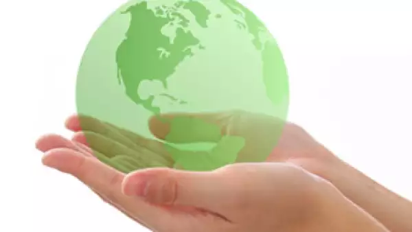 Si bien por el momento la industria no puede prescindir de los envases y empaques, se han buscado alternativas para disminuir el impacto ecológico de los éstos. (Foto: Dreamstime)