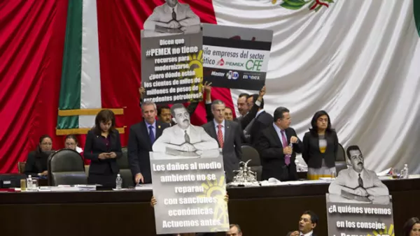 Los diputados de la izquierda tomaron por unos instantes la tribuna del recinto de San Lázaro durante la votación en lo general del dictamen de la Ley de Hidrocarburos.