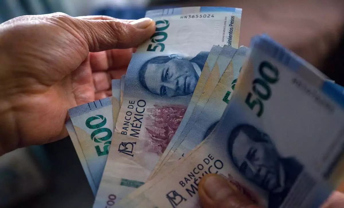 AMLO celebra más ingresos para mexicanos más pobres