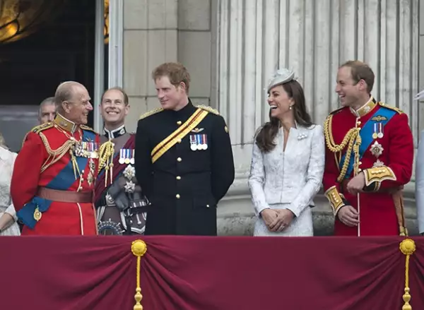 Kate Middleton se rodeó de los príncipes británicos en el balcón de Buckingham. Príncipe Felipe, Enrique y Guillermo.