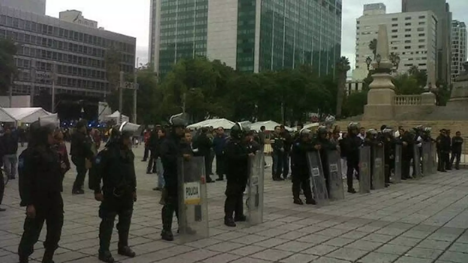 Estudiantes y profesores de la CNTE protestan contra el Grito de Pena Nieto