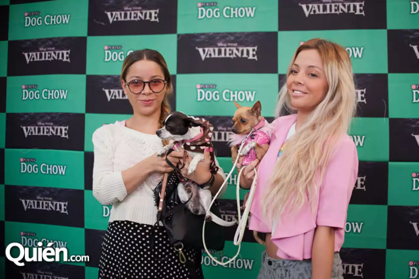 Paola Wong y Pamela Wong con Las Ninis