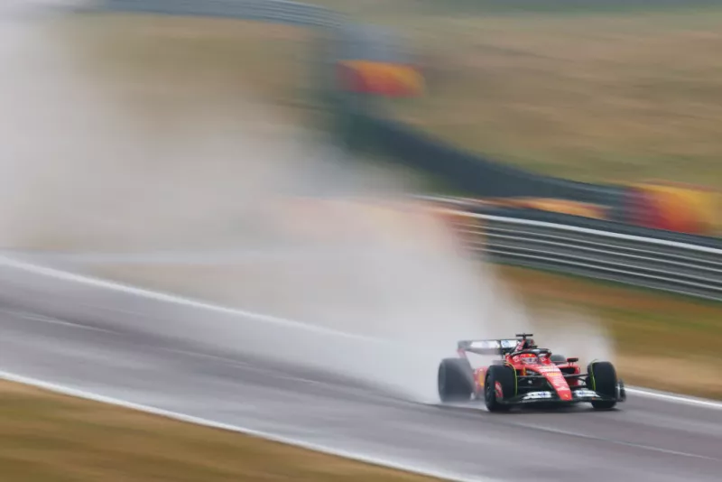 Foto de Charles Leclerc corriendo en el Ferrari SF-23 en el circuito de Fiorano durante un entrenamiento en Italia.