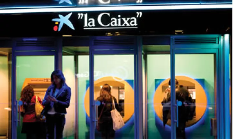 El banco dijo que la venta de esa participación dependerá de las condiciones del mercado.  (Foto tomada de caixabank.com)