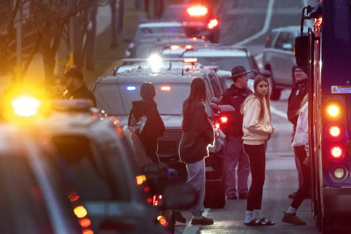 Una imagen fija de un video de vigilancia muestra lo que el Departamento de Policía Metropolitana de Nashville describe como sospechosa de tiroteo masivo Audrey Elizabeth Hale, de 28 años, entrando en The Covenant School llevando armas en Nashville, Tennessee, EE. UU. el 27 de marzo de 2023.