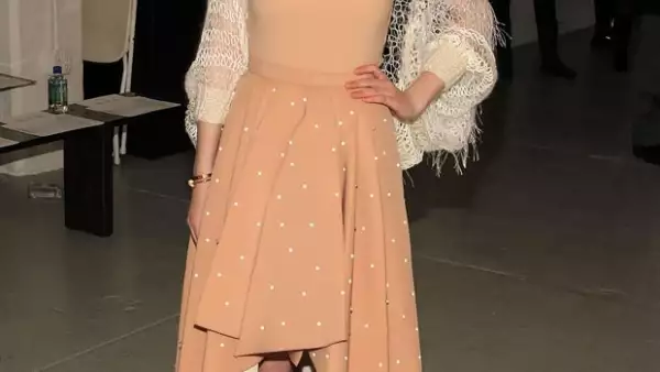 La actriz de 19 años lució durante el evento de moda un vestido que nos obliga a dejar atrás la imagen infantil que aún teniamos de ella.