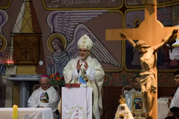 El patriarca latino de Jerusalén, el cardenal Pierbattista Pizzaballa, realiza la misa antes de Navidad, en la Iglesia de la Sagrada Familia, en la ciudad de Gaza, el 21 de diciembre de 2025.