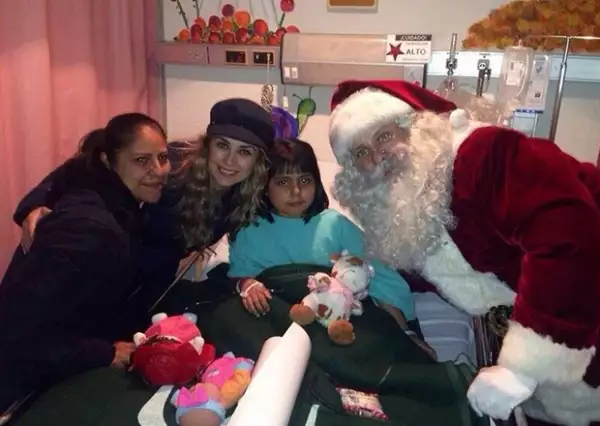 Aracely ayudó a Santa a repartir los regalos que llevaban para cada uno de los pequeños y sus familias.