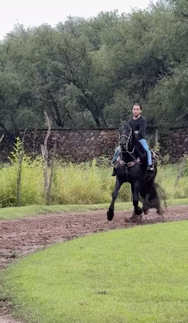 angela-nodal-practican-equitacion.png