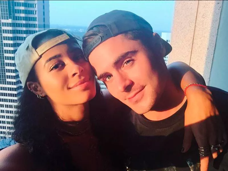 El actor decidió felicitar a su novia por su primer aniversario juntos con un cariñoso mensaje en Twitter.