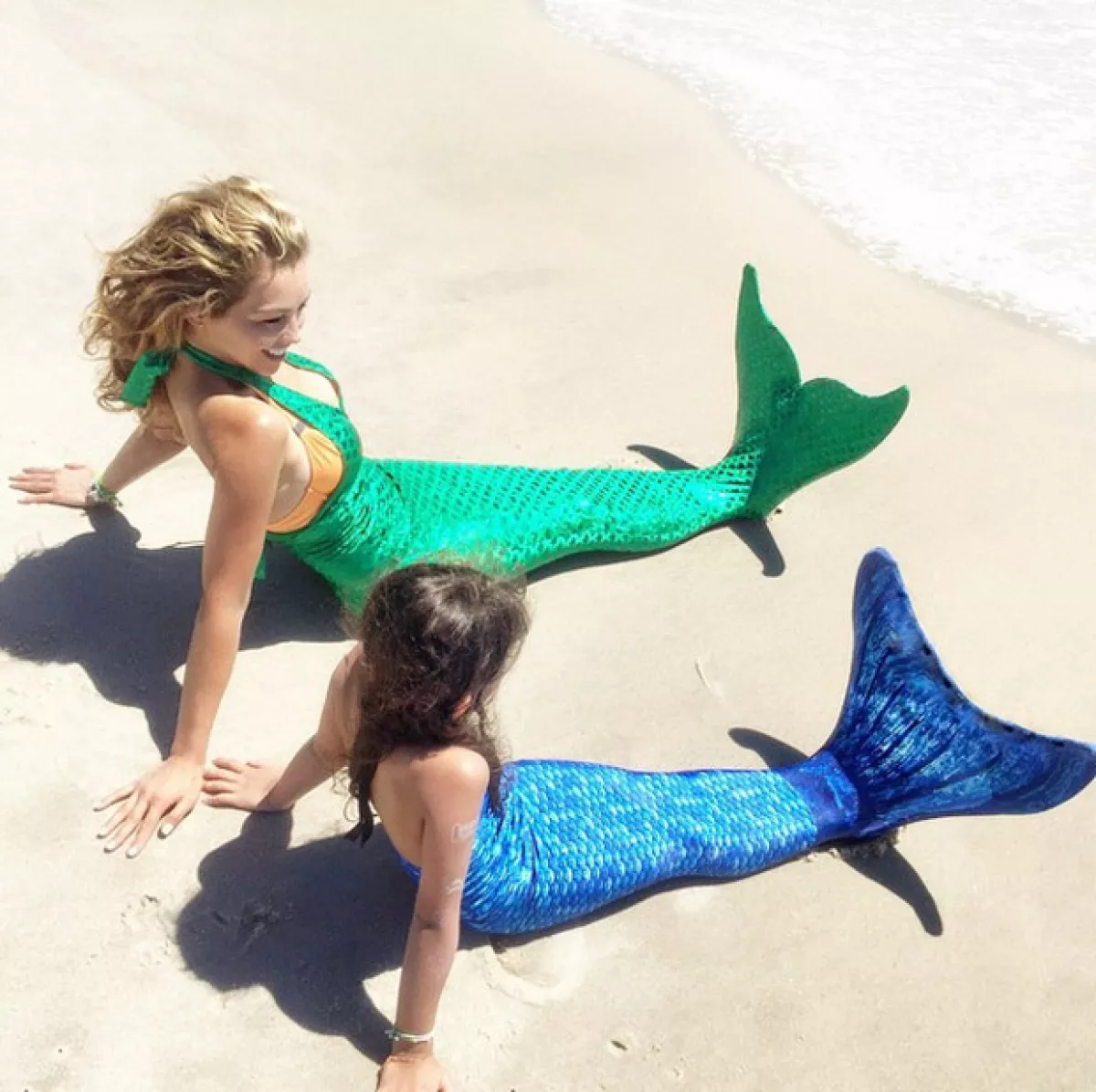 Madre e hija disfrutaron del sol y la playa disfrazadas de sirenas por un día.