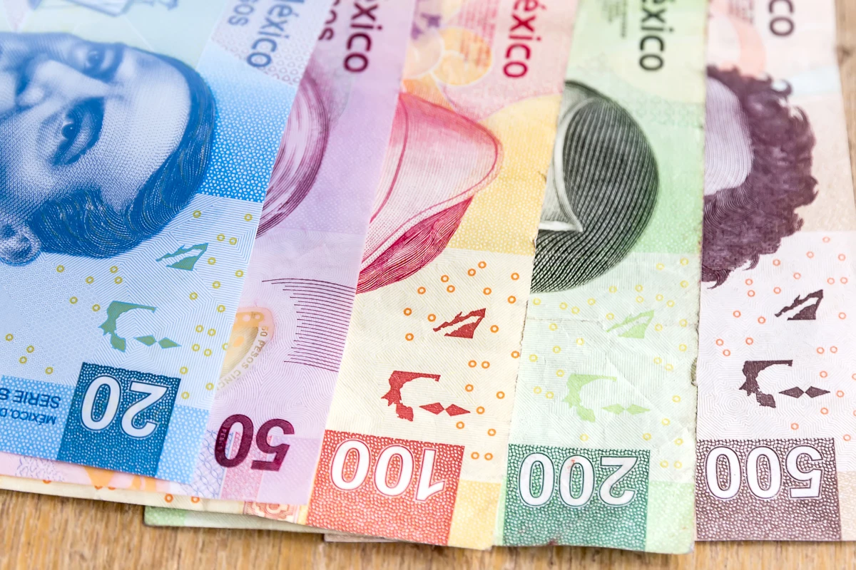 a divisa mexicana avanza este miércoles a niveles no vistos desde el 16 de mayo.