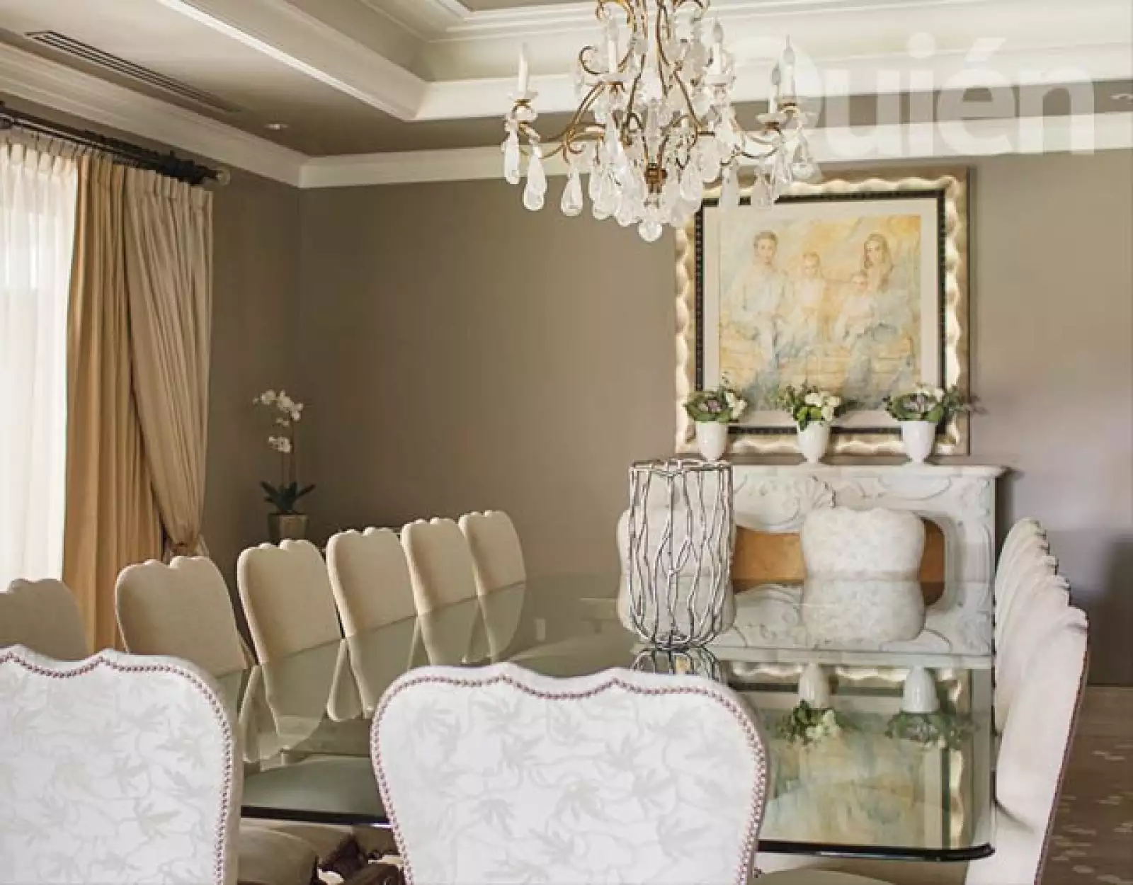 Al fondo se aprecia una pintura de la familia Peralta Jacobson