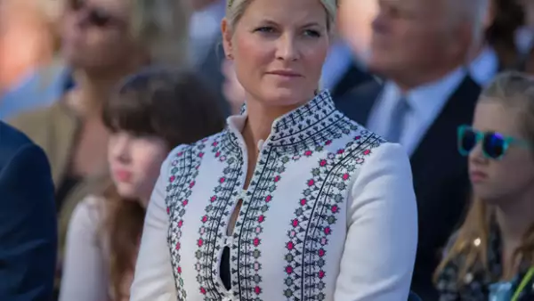 El día en que la princesa y el heredero al trono Haakon celebrarían 14 años de matrimonio se convirtió en un gran susto, luego de un accidente de tráfico.